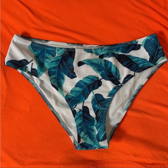 Bikini - Picture 9 of 10